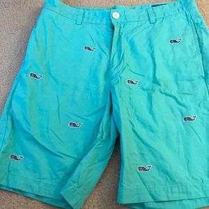 Vineyard Vines Men’s logo shorts